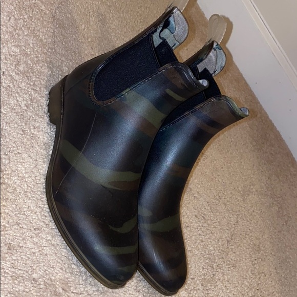 J Crew Camo Rain Boots - Picture 3 of 5